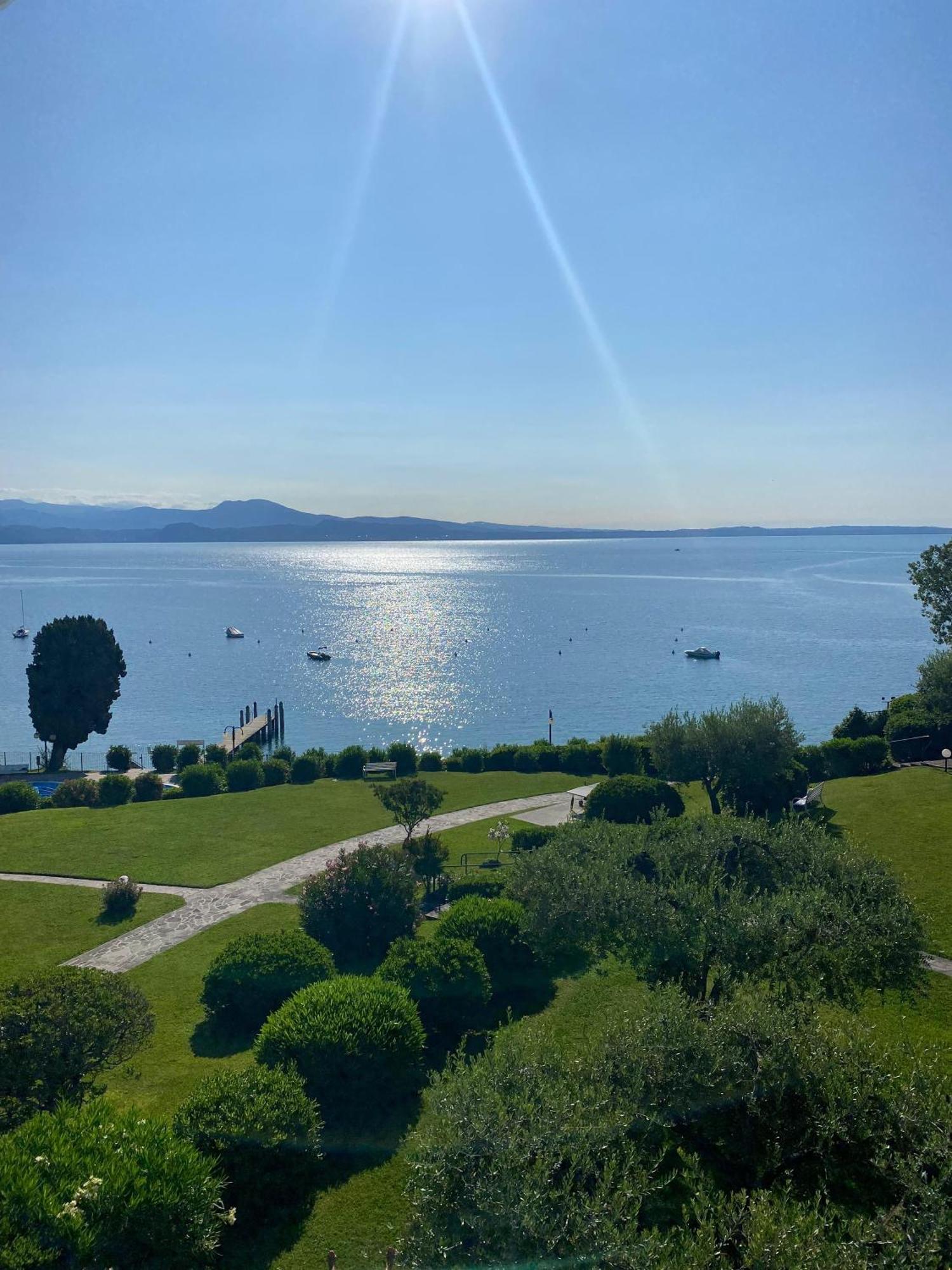 Front Lake Amazing View Manerba del Garda Exterior photo